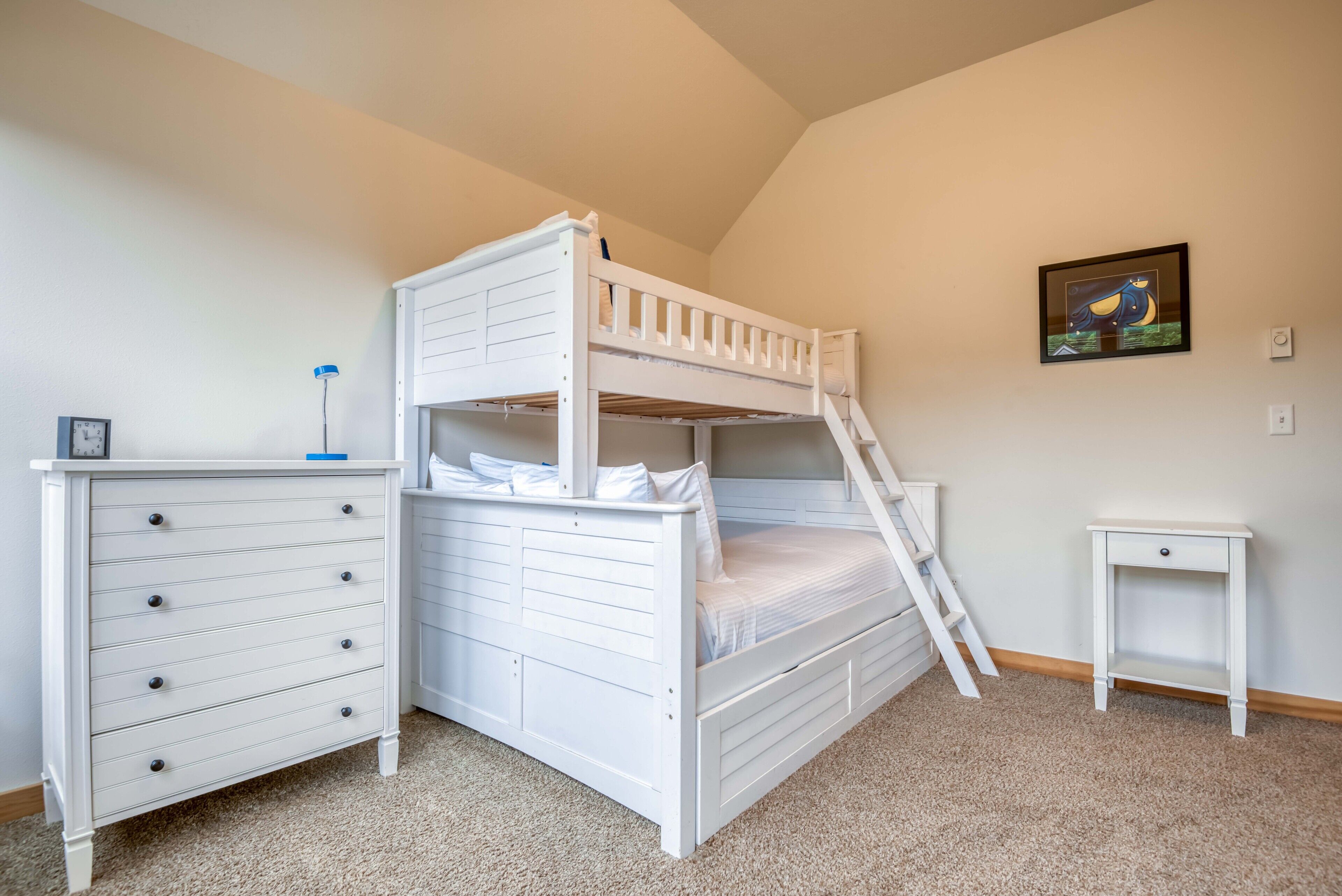 2 soverom, skrivebord, strykejern/-brett og wi-fi (inkludert)