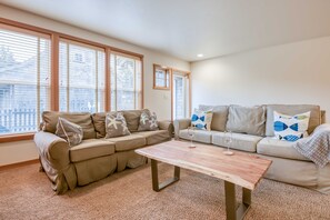 TV, fireplace, video games, DVD player - Walk to the Beach from this Family Friendly Home, with a Private Yard and Deck (Pacific City)