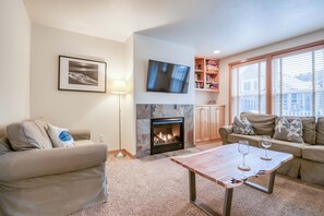 تلفزيون، مدفأة، ألعاب فيديو، مشغل دي في دي