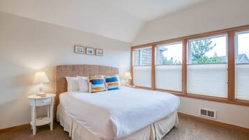 2 makuuhuonetta, työpöytä, silitysrauta/-lauta, ilmainen Wi-Fi