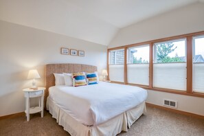 2 bedrooms, desk, iron/ironing board, free WiFi - Walk to the Beach from this Family Friendly Home, with a Private Yard and Deck (Pacific City)
