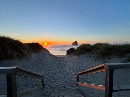 Chinook - Two Bedroom w/Loft, Beach Access, Dog Ok,Hot Tub, BBQ, Beach Cruisers,