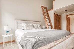 2 soverom, skrivebord, strykejern/-brett og wi-fi (inkludert)