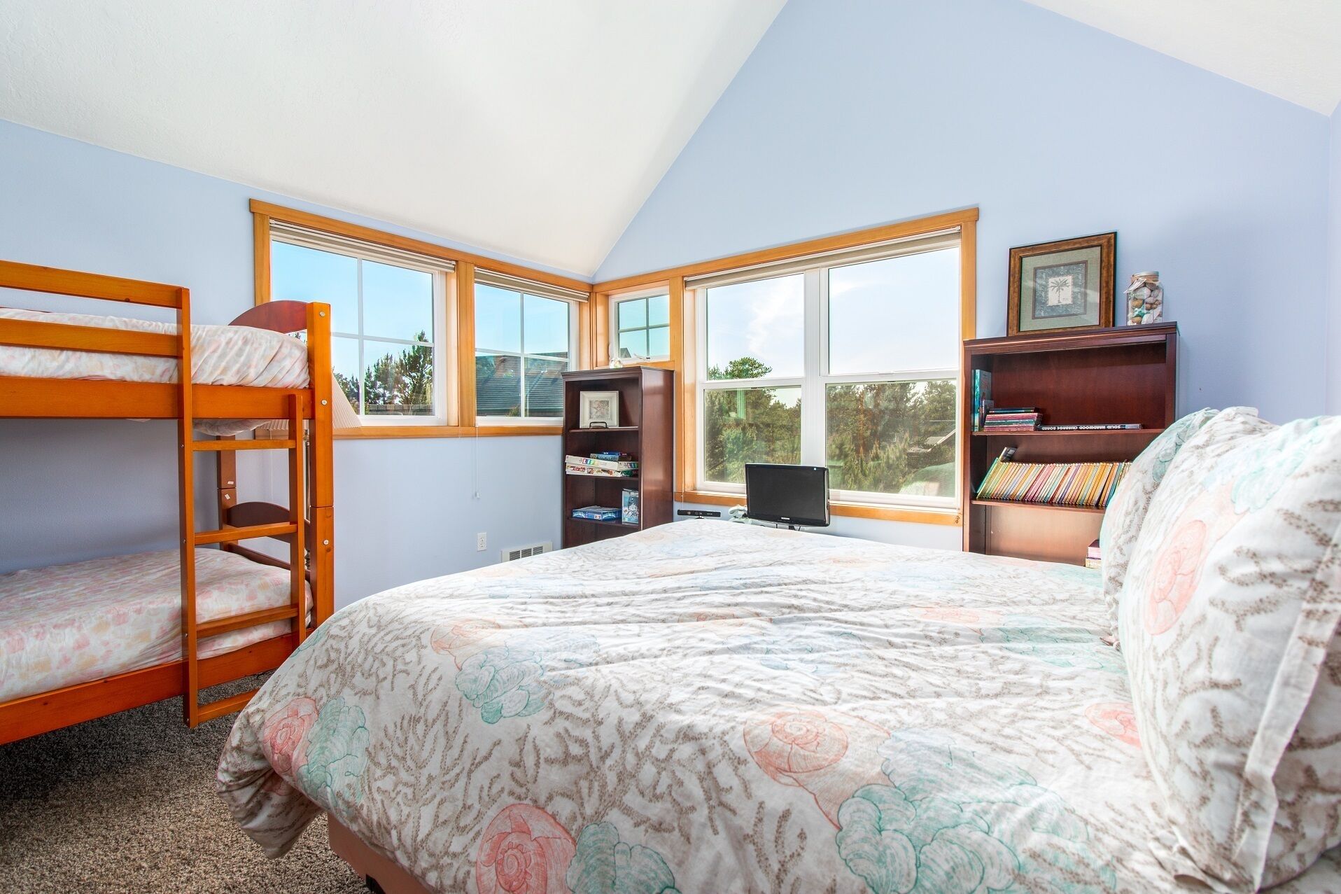 3 makuuhuonetta, työpöytä, silitysrauta/-lauta, internet