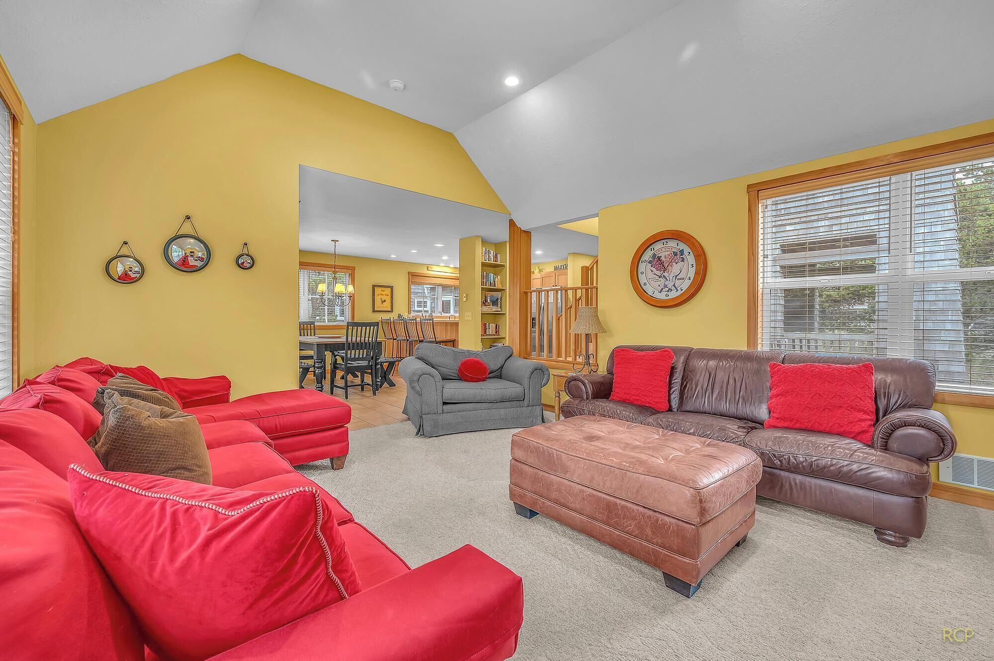 Smart TV, caminetto, videogiochi, lettore DVD