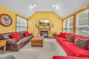 Smart-tv, een open haard, videospelletjes en een dvd-speler