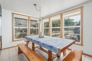 Dining - Dogs OK! Lounge on the Large Deck, Play at the Beach Closeby or Enjoy the Views! (Pacific City)