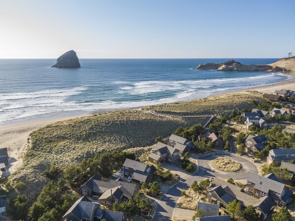 Beach nearby - Dogs OK! Lounge on the Large Deck, Play at the Beach Closeby or Enjoy the Views! (Pacific City)