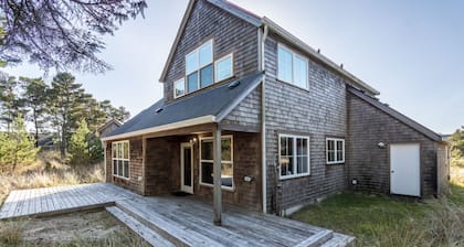 Delightfully Decorated Home Walking Distance to the Beach, Fireplace, Deck, BBQ