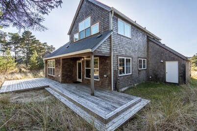 Delightfully Decorated Home Walking Distance to the Beach, Fireplace, Deck, BBQ