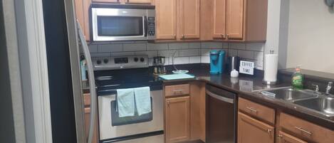 Frigorífico, microondas, horno y placa de cocina