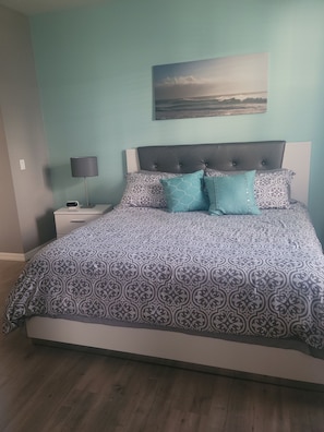 3 habitaciones, tabla de planchar con plancha y cuna de viaje