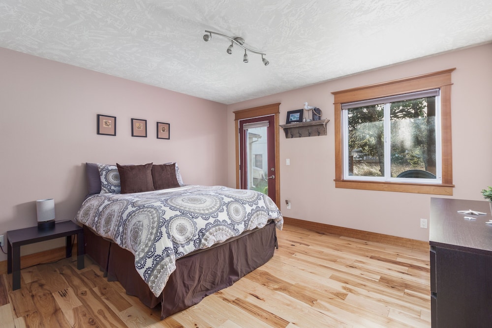 Large Spacious Hot Tub Home with Amazing Ocean Views and Beach Access