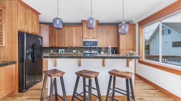 冰箱、微波炉、烤箱、炉灶