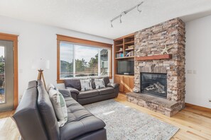 Televisie, een open haard, videospelletjes en een dvd-speler