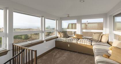 Large Dog-Friendly Home with Beautiful Ocean Views, Large Decks, and Foosball