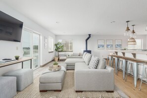 Smart TV, DVD player, pebolim