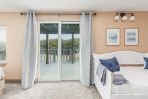 5 bedrooms, desk, iron/ironing board, free WiFi - Large Dog-Friendly Home with Beautiful Ocean Views, Large Decks, and Foosball (Pacific City)