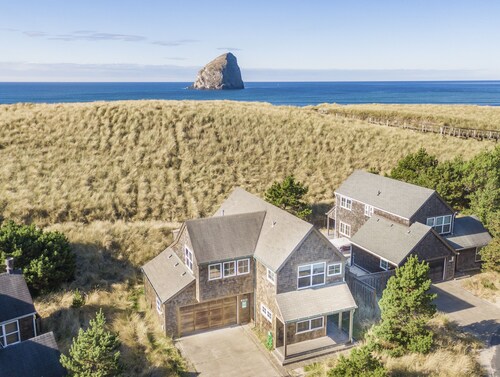 Dog Friendly Home with Immediate Beach Access, Beach Views, Deck and BBQ