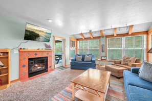 Smart TV, fireplace, DVD player - Pet Friendly Home with Immediate Beach Access, Beach Views, Deck and BBQ (Pacific City)