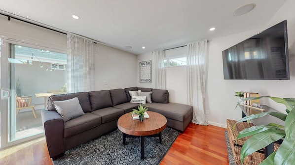 Smart TV, libri, monitor per computer