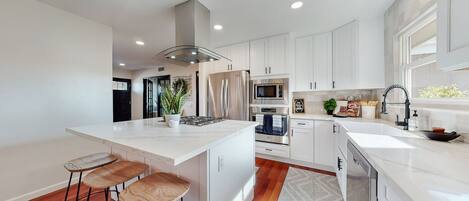 Fridge, microwave, stovetop, dishwasher