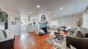 Smart TV, libri, monitor per computer