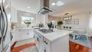 Geladeira, micro-ondas, cooktop, lava-louças