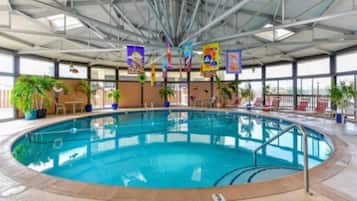 Alberca techada y alberca al aire libre