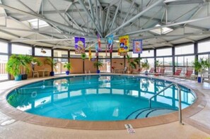 Alberca techada y alberca al aire libre