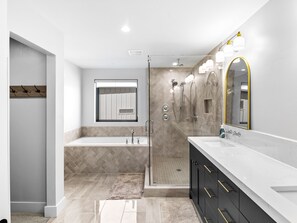 Bathtub, hair dryer, towels, soap - Brand New Snowbasin ⛷️ Powder Mt Luxury Ski Home (Huntsville)
