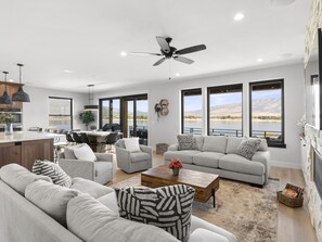 Smart TV, chimenea, futbolito y libros 