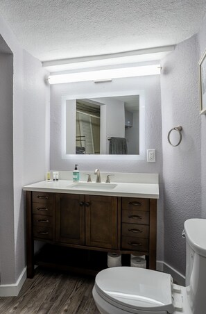 Een douche, een haardroger, handdoeken, zeep