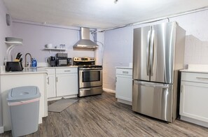 Jääkaappi, mikroaaltouuni, uuni, liesi