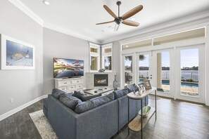 Smart TV, fireplace, table tennis - Sea of Dreams. Remodeled Lakefront 4 Bed, Heated Pool, Golf Cart and Bikes! (Destin)