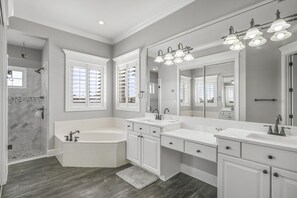 Combined shower/tub, hair dryer, towels - Sea of Dreams. Remodeled Lakefront 4 Bed, Heated Pool, Golf Cart and Bikes! (Destin)