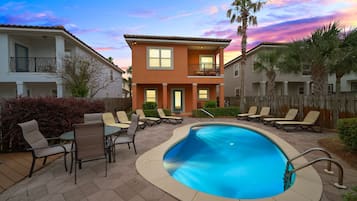 Een verwarmd zwembad