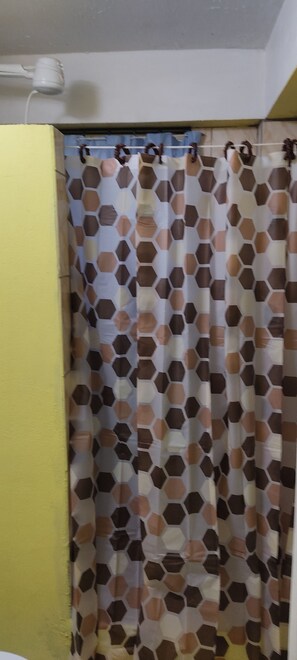 Shower - Quite Place, 20 Minutes away from the Capital Roseau. (Mahaut)