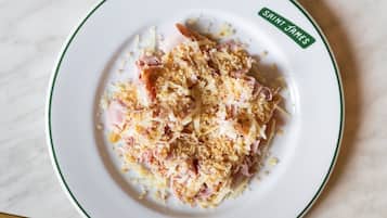 Une assiette remplie de nourriture et un verre orné d’une fleur, le tout posé sur une surface en marbre.
