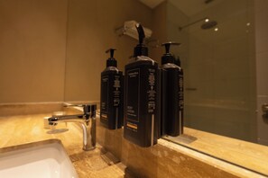 Shower, rainfall showerhead, towels - Hotel Terrado Rancagua (Rancagua)