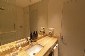 Superior Twin Room | Bathroom