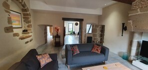 Älytelevisio, kirjoja, videokirjasto