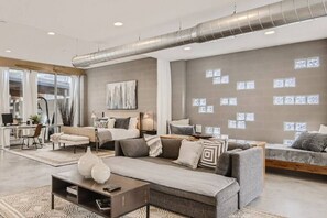 TV, tavolo da ping pong