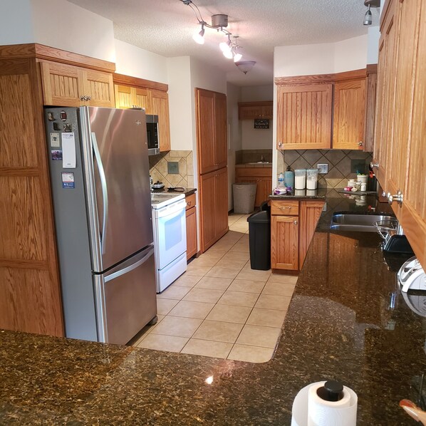 冷蔵庫、電子レンジ、オーブン、コンロ