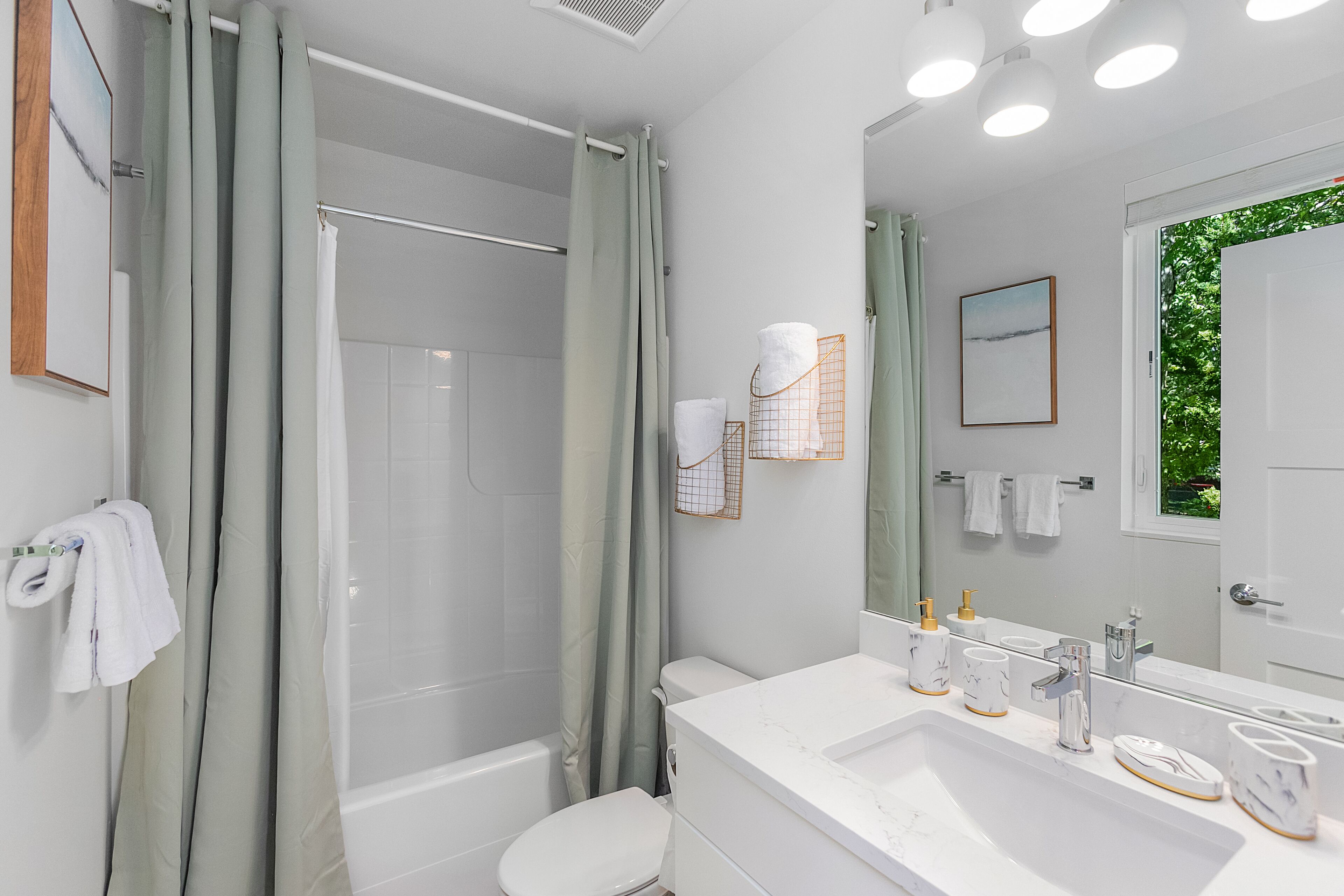Un baño moderno con bañera, inodoro y lavamanos.