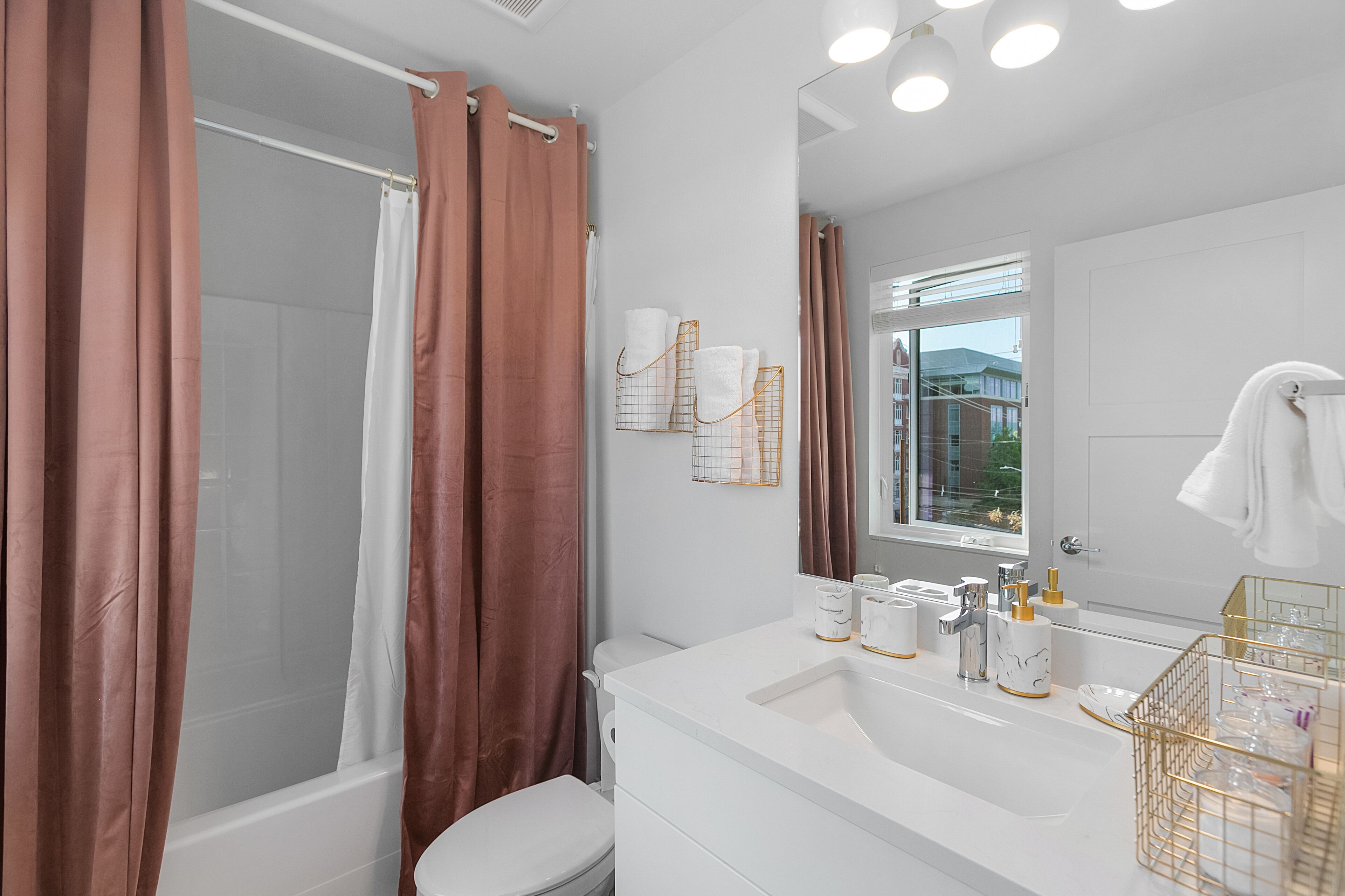 Un baño moderno con bañera, inodoro y lavabo.