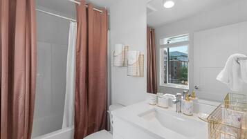 Un baño moderno con bañera, inodoro y lavabo.