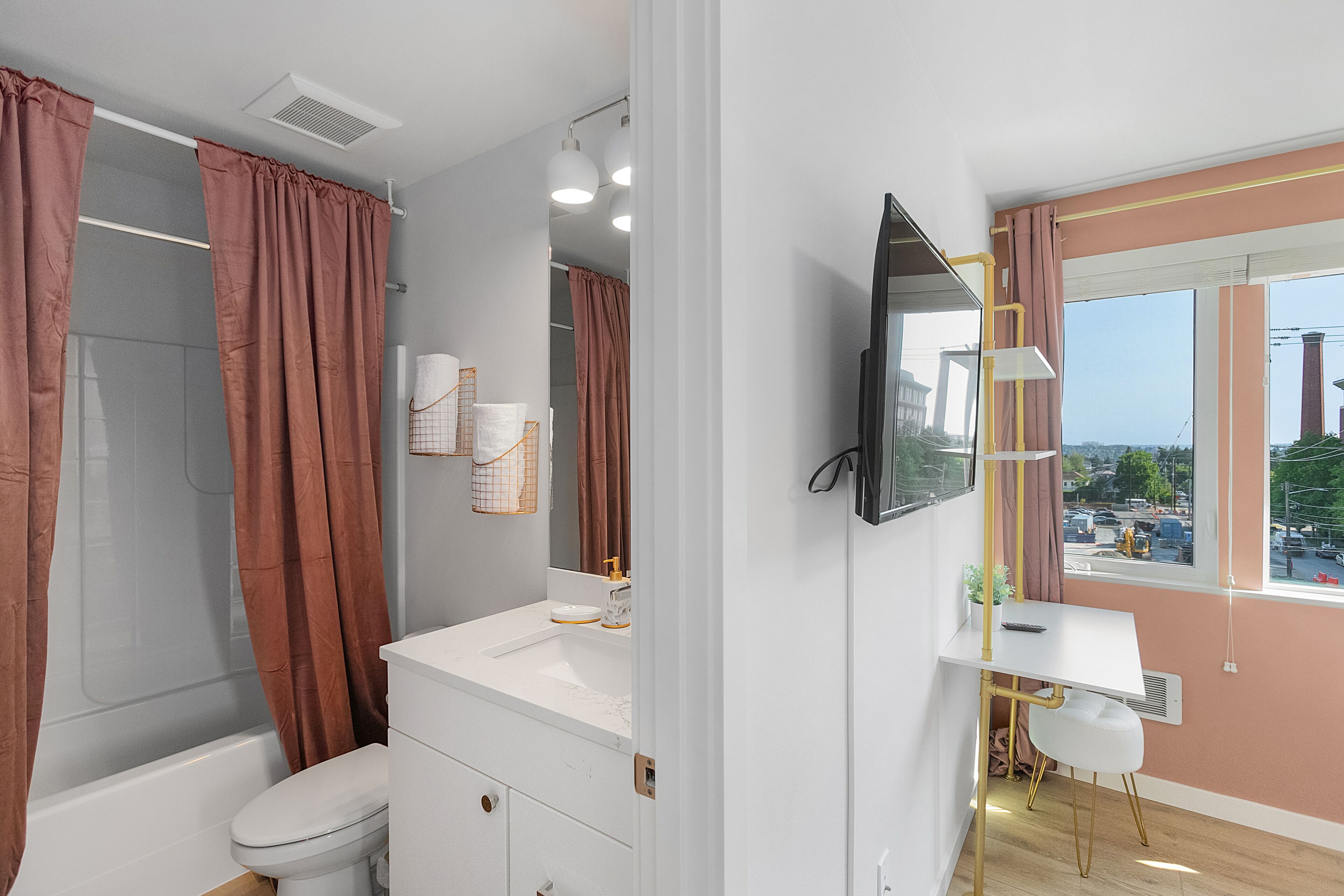 Un bagno moderno con vasca, WC, lavabo e un mobile bagno con specchio.