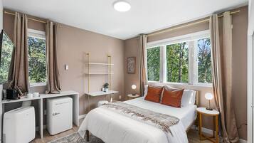 Classic Room | 1 bedroom, iron/ironing board, free WiFi, bed sheets