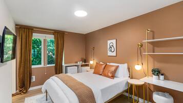 Una camera da letto moderna con un letto, un comodino, una scrivania e una sedia.